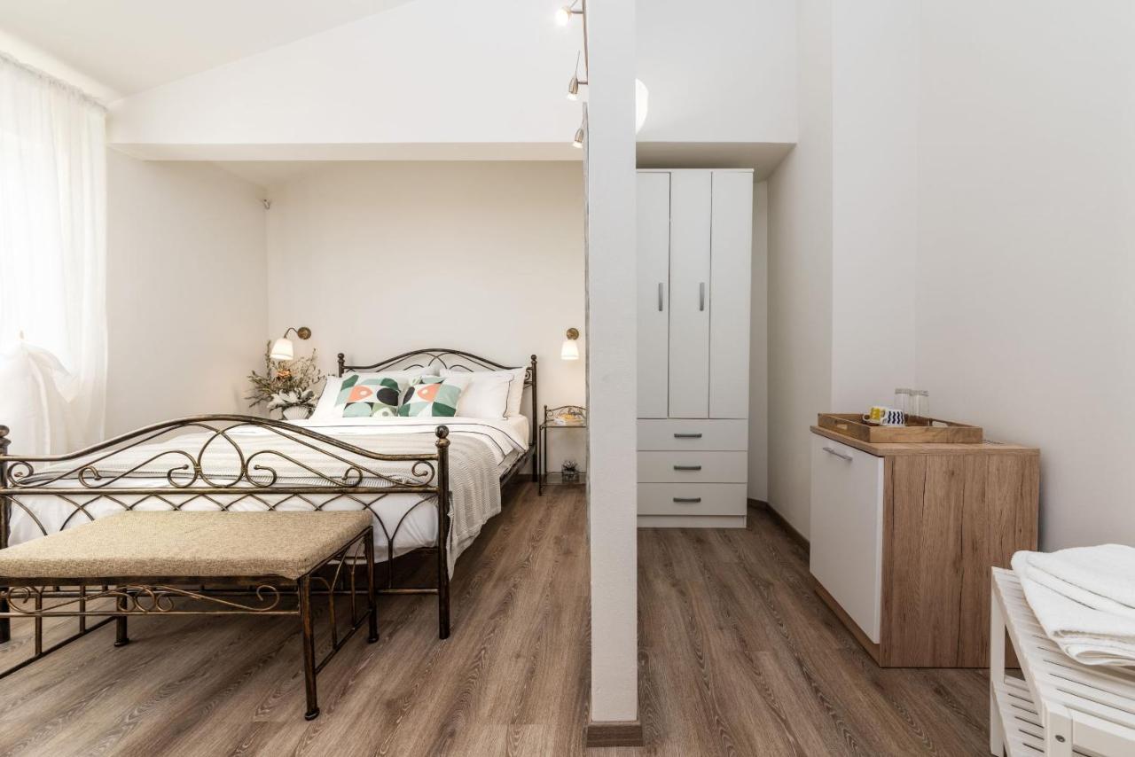 Rooms Karolina Funtana Exterior photo